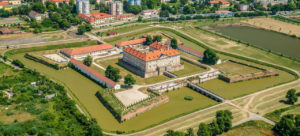 Schloss Holíč auf einer Marchinsel gelegen, gut sichtbar die Fortifikation © Mesto Holíč